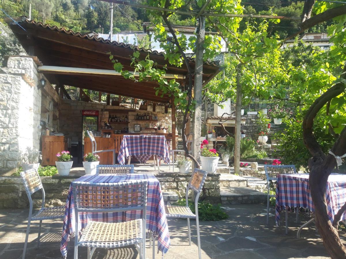 Guesthouse & Hostel Lorenc Berat Bagian luar foto