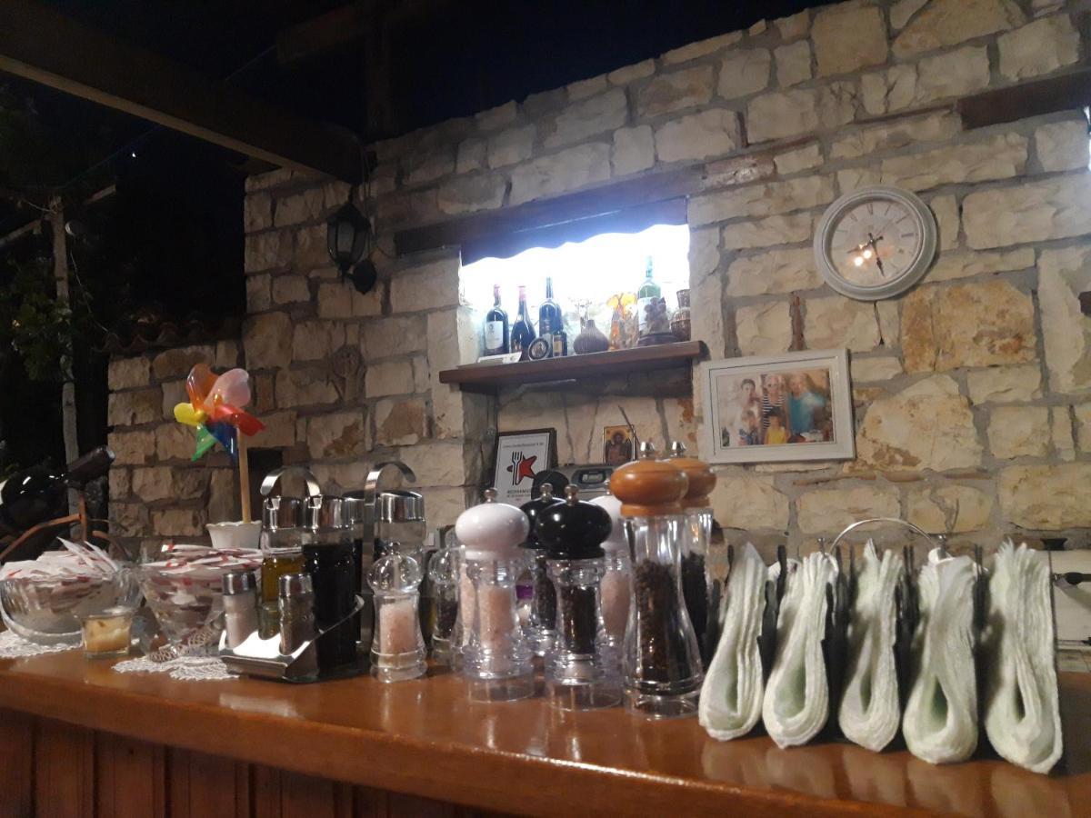 Guesthouse & Hostel Lorenc Berat Bagian luar foto
