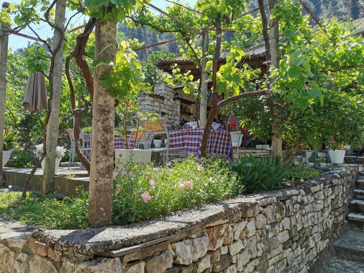 Guesthouse & Hostel Lorenc Berat Bagian luar foto