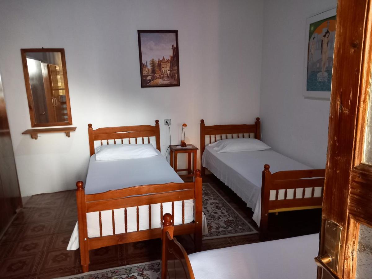 Guesthouse & Hostel Lorenc Berat Bagian luar foto