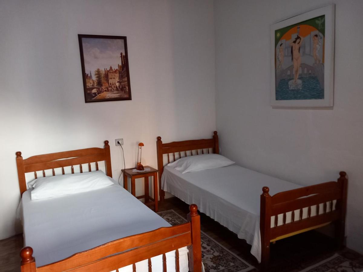 Guesthouse & Hostel Lorenc Berat Bagian luar foto