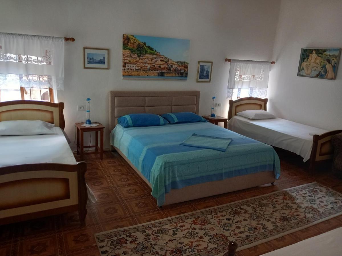 Guesthouse & Hostel Lorenc Berat Bagian luar foto