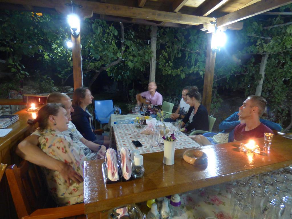 Guesthouse & Hostel Lorenc Berat Bagian luar foto
