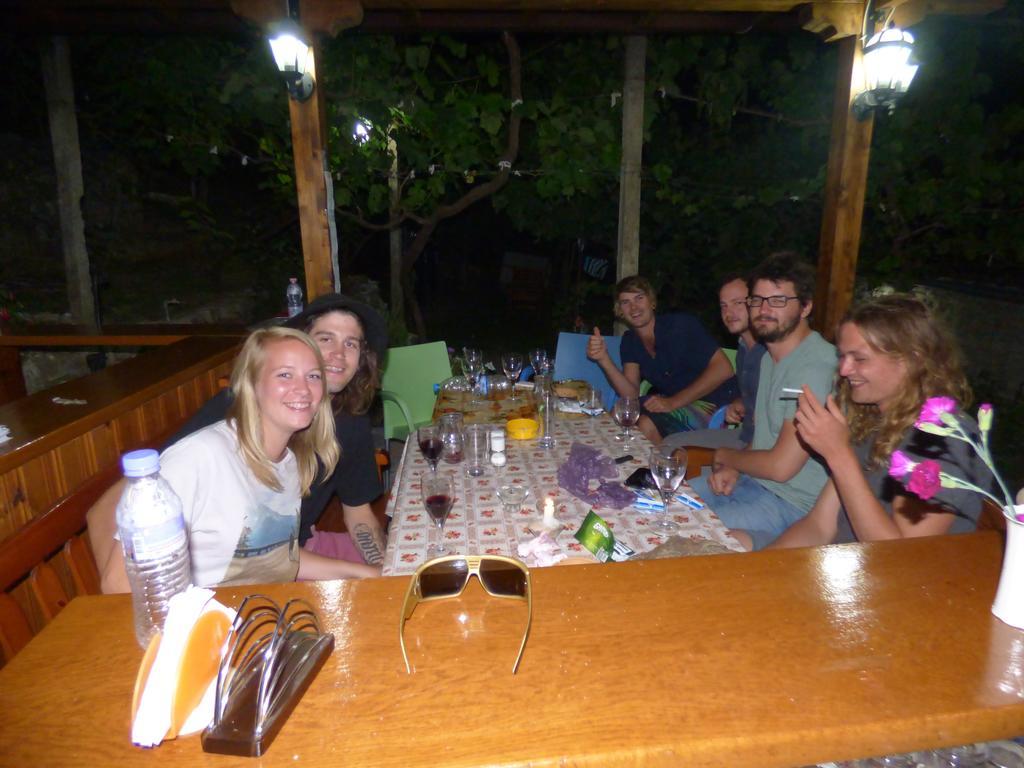 Guesthouse & Hostel Lorenc Berat Bagian luar foto