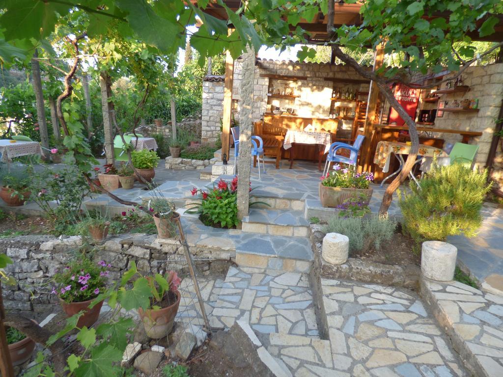 Guesthouse & Hostel Lorenc Berat Bagian luar foto