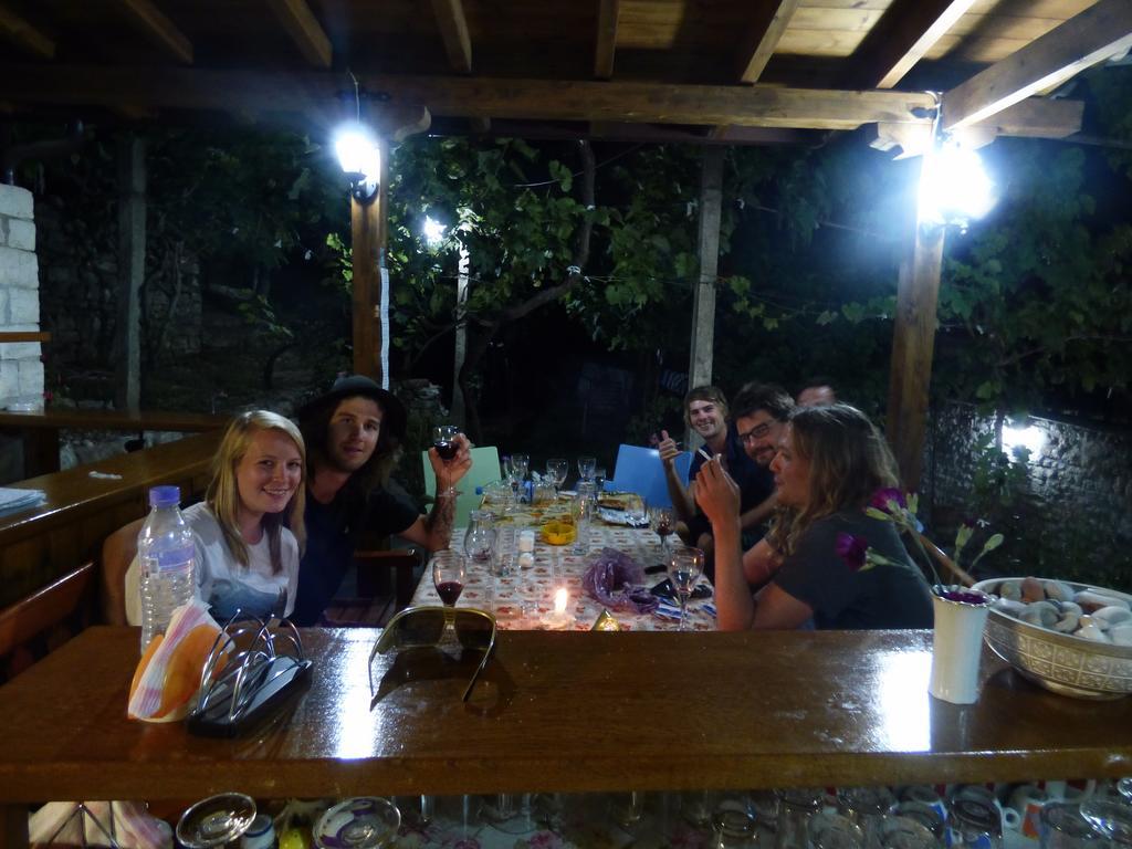 Guesthouse & Hostel Lorenc Berat Bagian luar foto