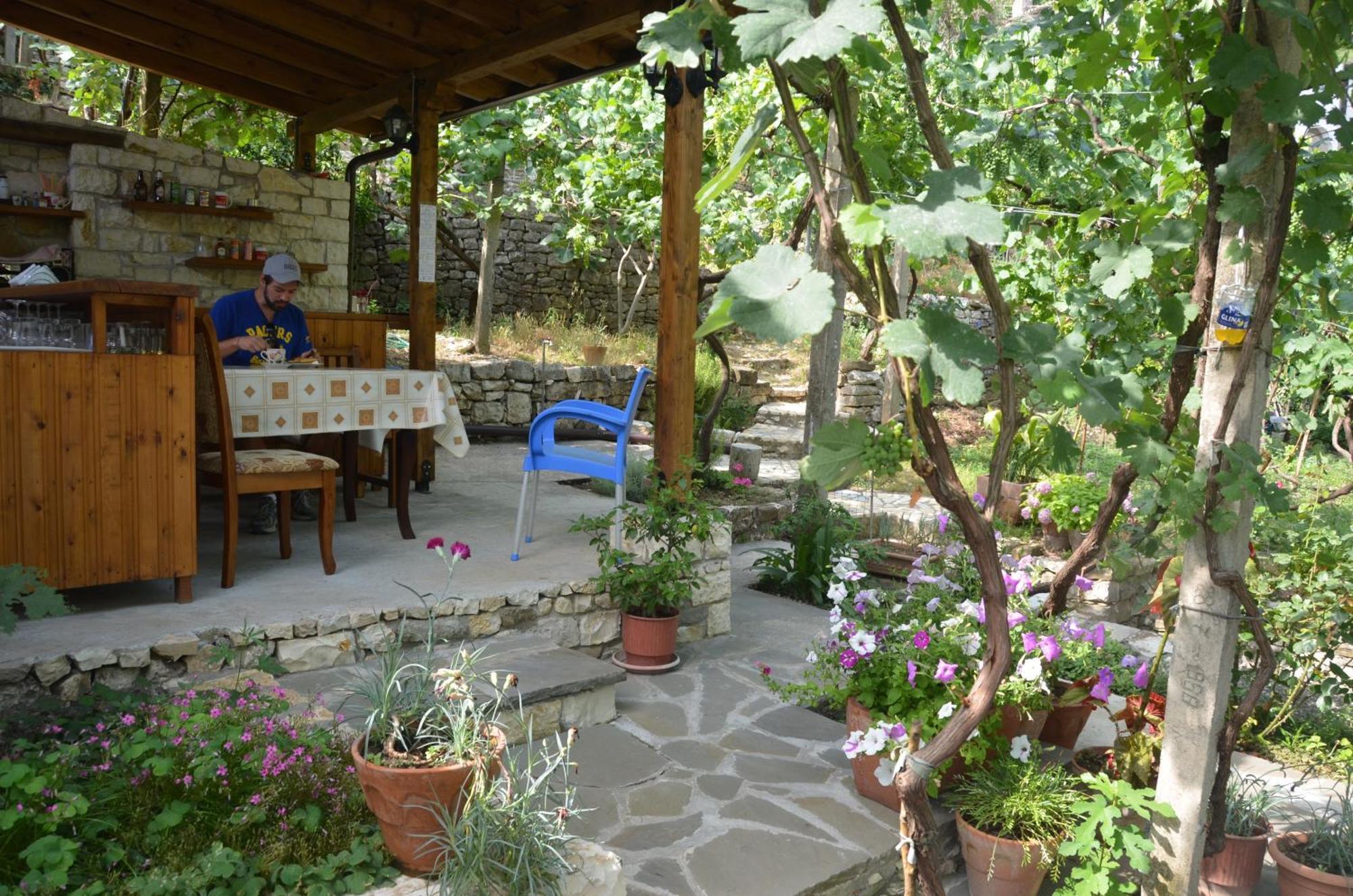 Guesthouse & Hostel Lorenc Berat Bagian luar foto