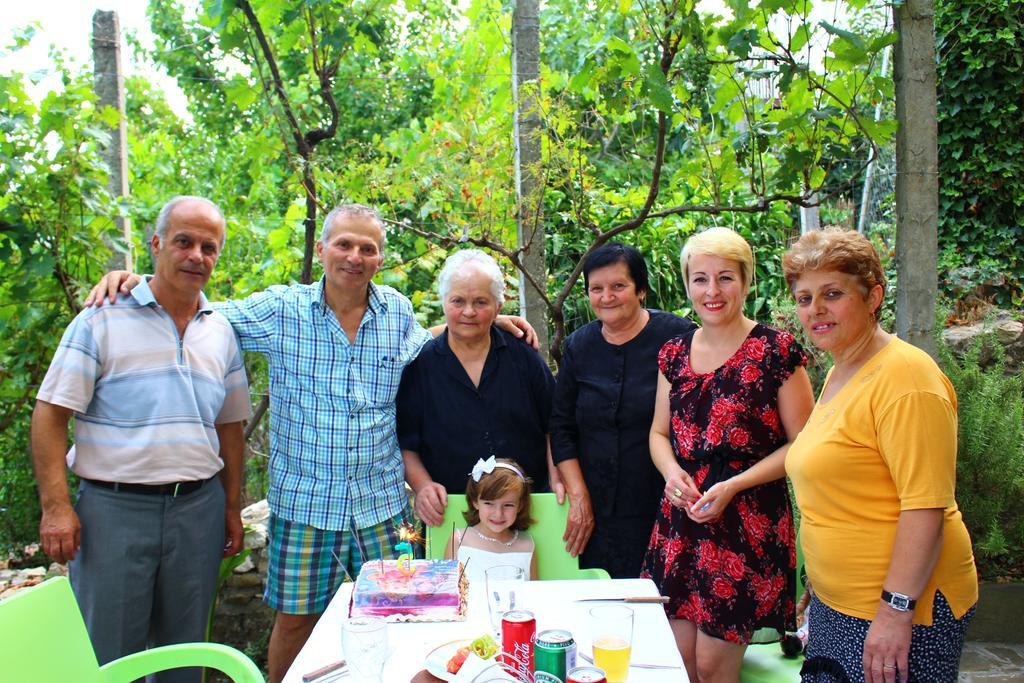 Guesthouse & Hostel Lorenc Berat Bagian luar foto
