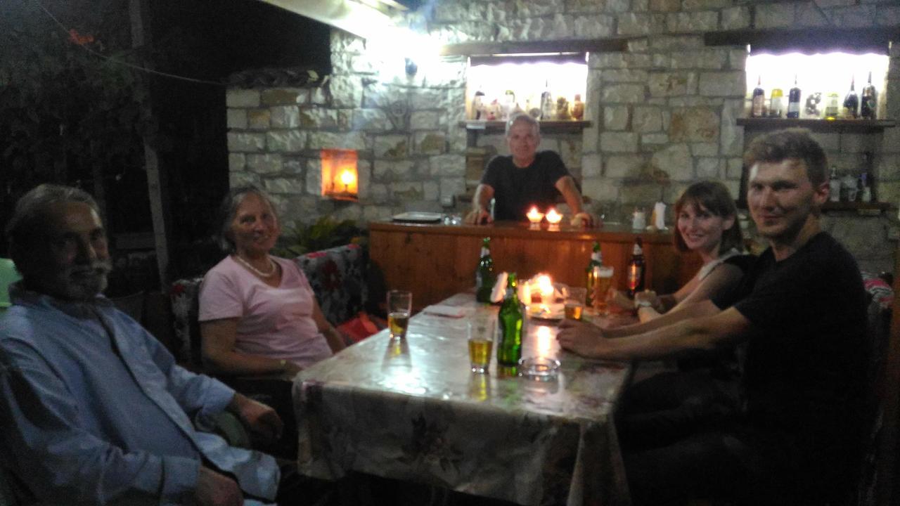 Guesthouse & Hostel Lorenc Berat Bagian luar foto