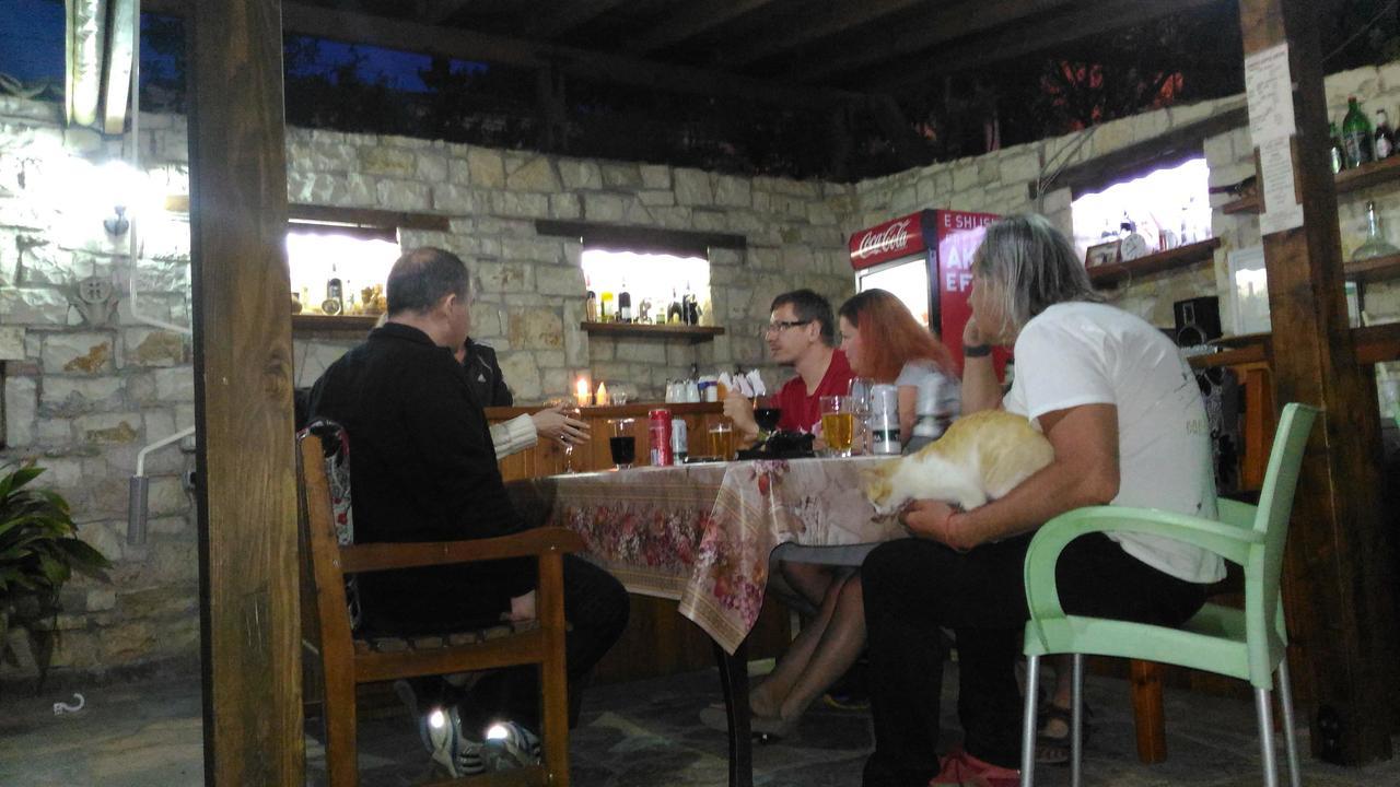 Guesthouse & Hostel Lorenc Berat Bagian luar foto