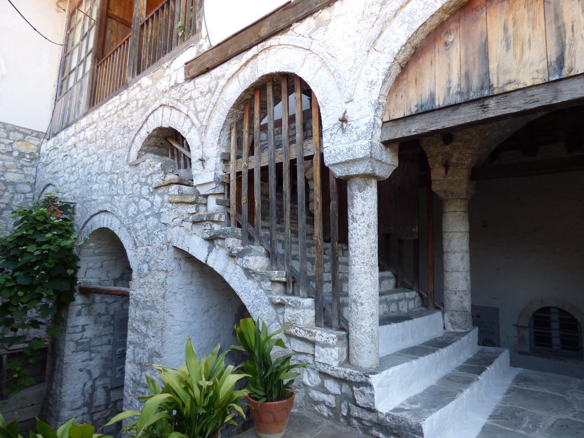 Guesthouse & Hostel Lorenc Berat Bagian luar foto