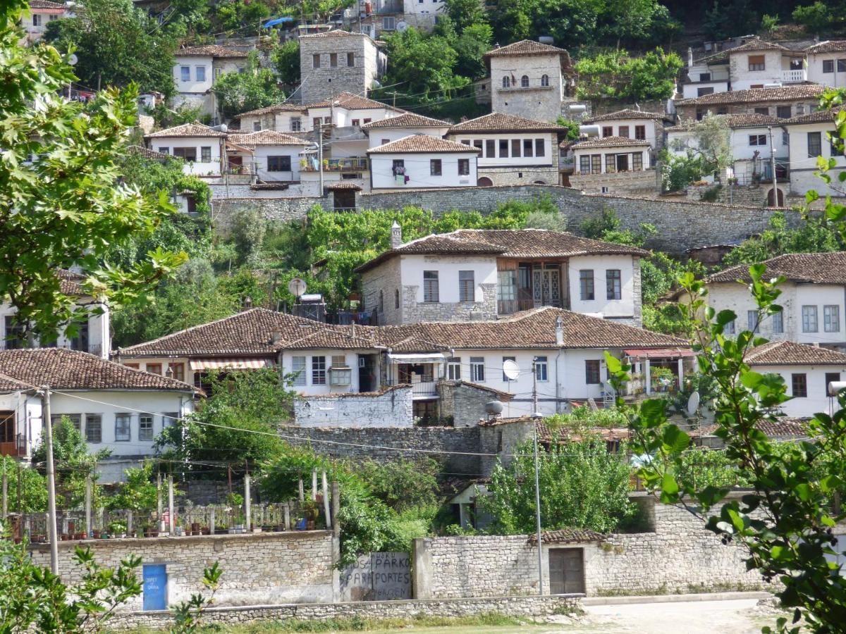 Guesthouse & Hostel Lorenc Berat Bagian luar foto