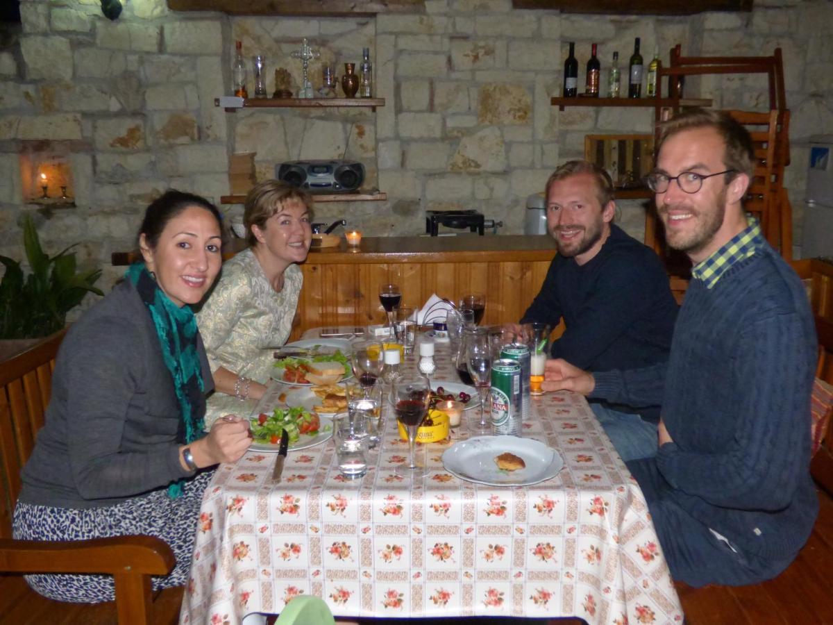 Guesthouse & Hostel Lorenc Berat Bagian luar foto