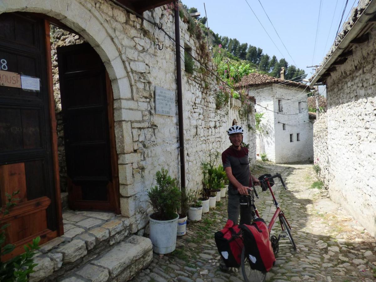 Guesthouse & Hostel Lorenc Berat Bagian luar foto